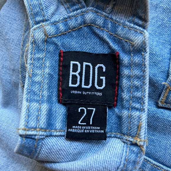 Urban Outfitters BDG Denim Shortalls Overalls Size 27 Light Wash Cuffed Hem - Picture 4 of 5